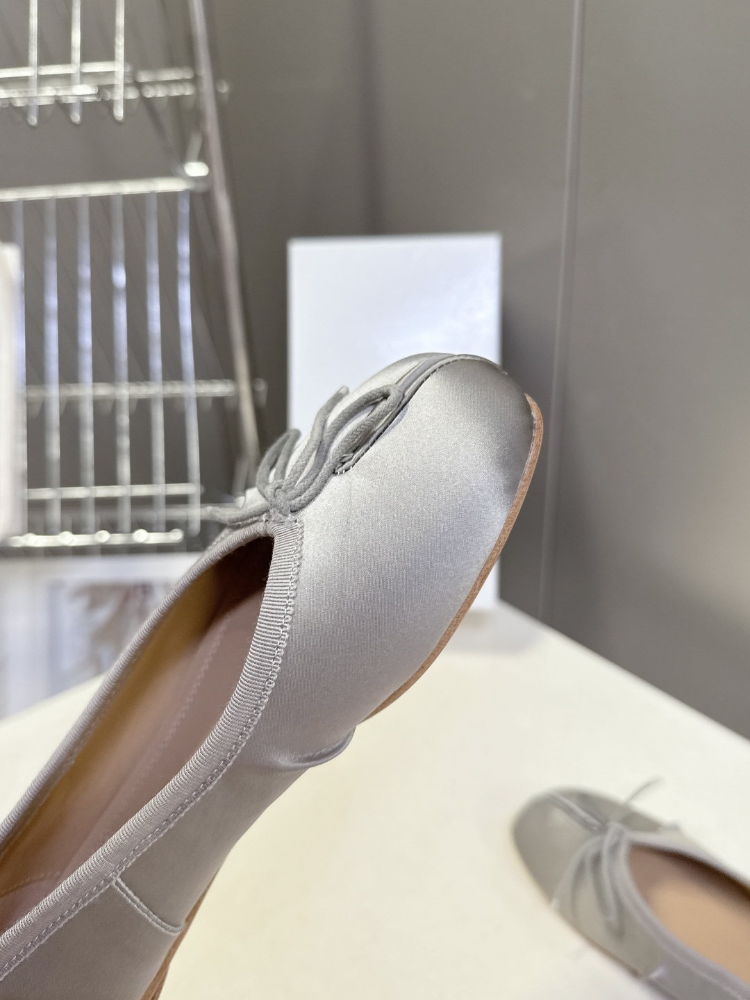 Maison Margiela马吉拉Tabi 缎面分趾芭蕾舞平底鞋 超多明星网红种草 是品牌标志性分趾设