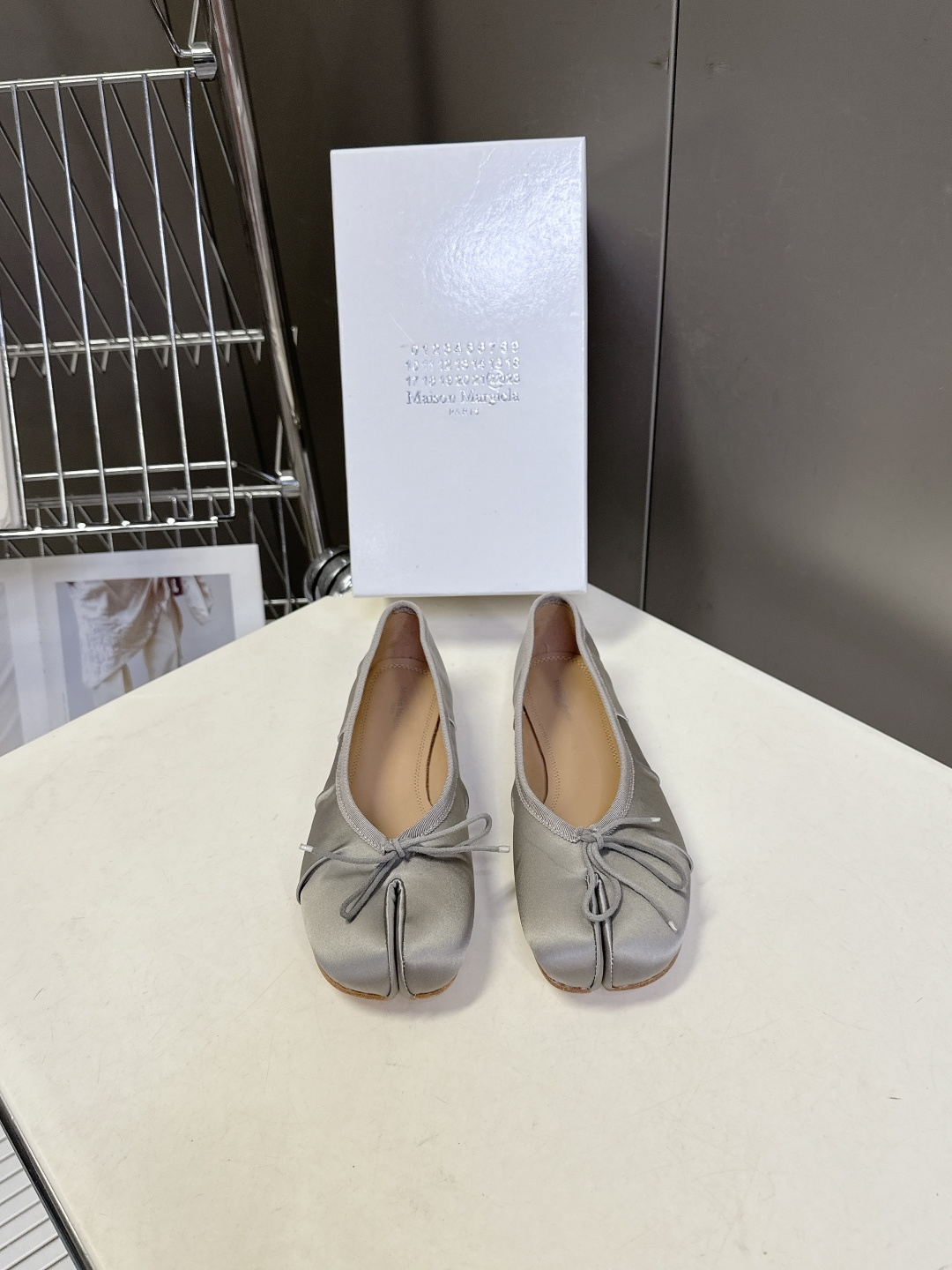 Maison Margiela马吉拉Tabi 缎面分趾芭蕾舞平底鞋 超多明星网红种草 是品牌标志性分趾设