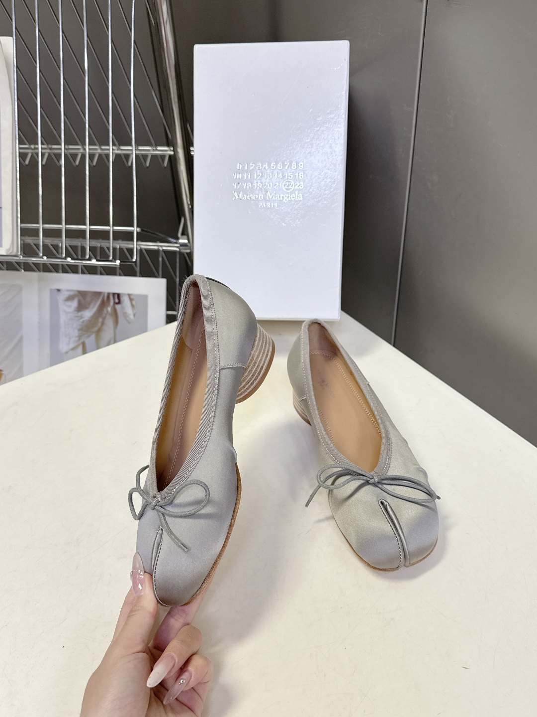 Maison Margiela马吉拉Tabi 缎面分趾芭蕾舞平底鞋 超多明星网红种草 是品牌标志性分趾设