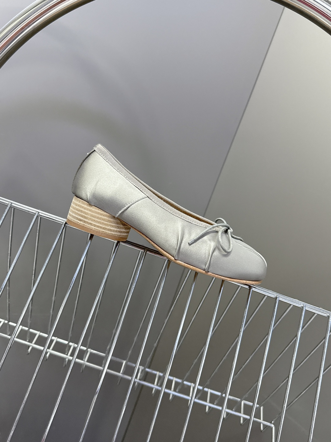 Maison Margiela马吉拉Tabi 缎面分趾芭蕾舞平底鞋 超多明星网红种草 是品牌标志性分趾设