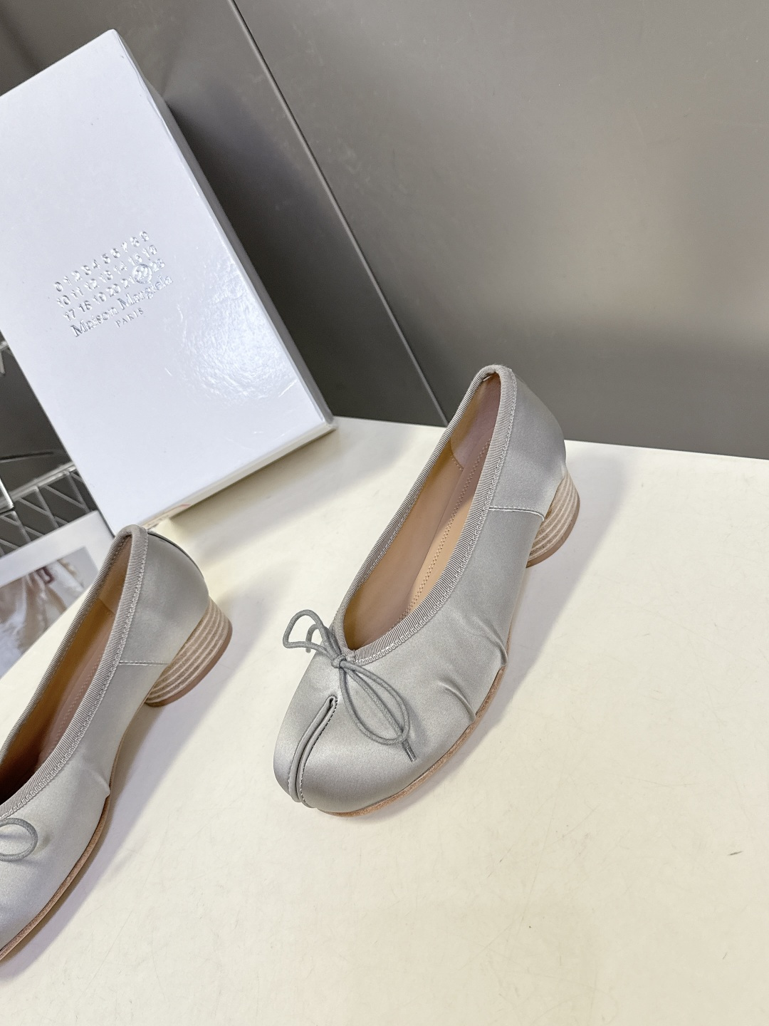 Maison Margiela马吉拉Tabi 缎面分趾芭蕾舞平底鞋 超多明星网红种草 是品牌标志性分趾设