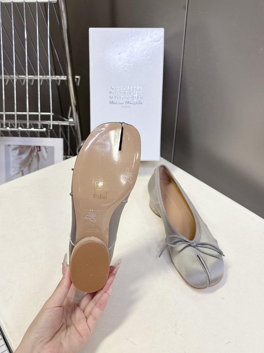 Maison Margiela马吉拉Tabi 缎面分趾芭蕾舞平底鞋 超多明星网红种草 是品牌标志性分趾设
