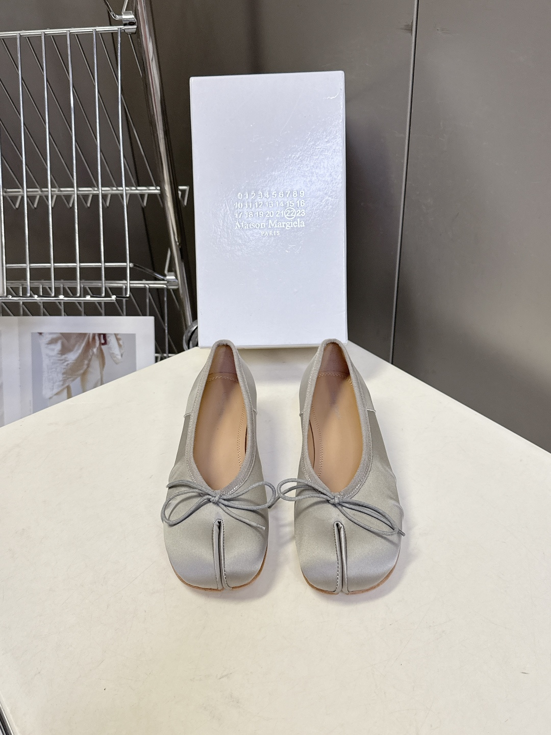 Maison Margiela马吉拉Tabi 缎面分趾芭蕾舞平底鞋 超多明星网红种草 是品牌标志性分趾设
