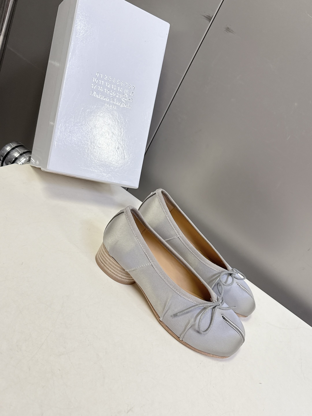 Maison Margiela马吉拉Tabi 缎面分趾芭蕾舞平底鞋 超多明星网红种草 是品牌标志性分趾设