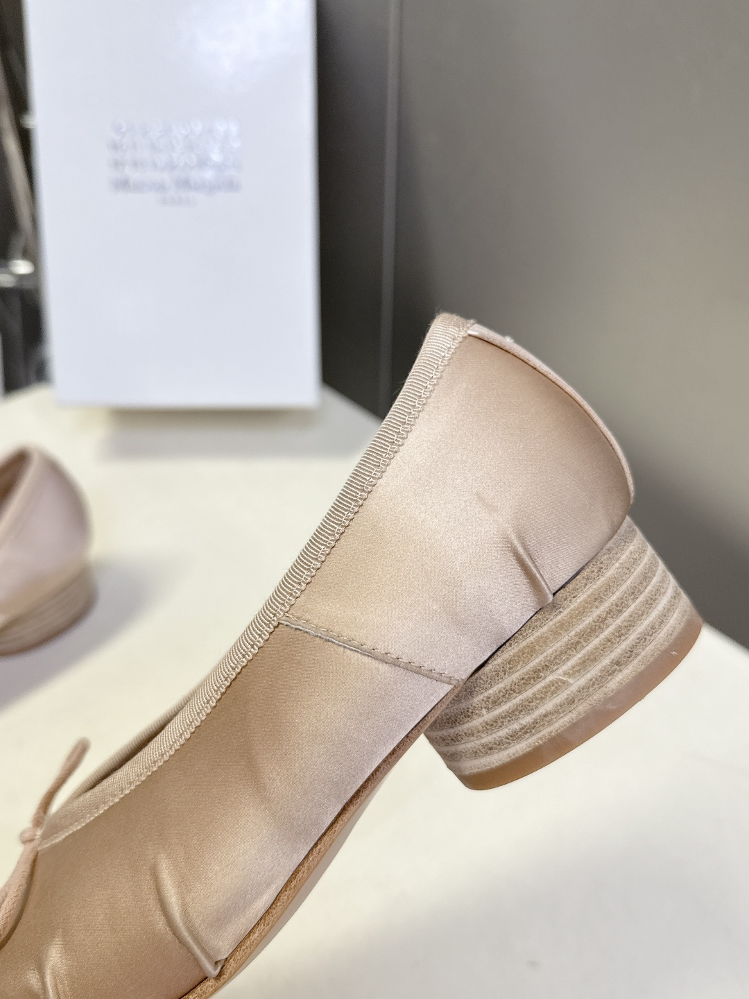 Maison Margiela马吉拉Tabi 缎面分趾芭蕾舞平底鞋 超多明星网红种草 是品牌标志性分趾设