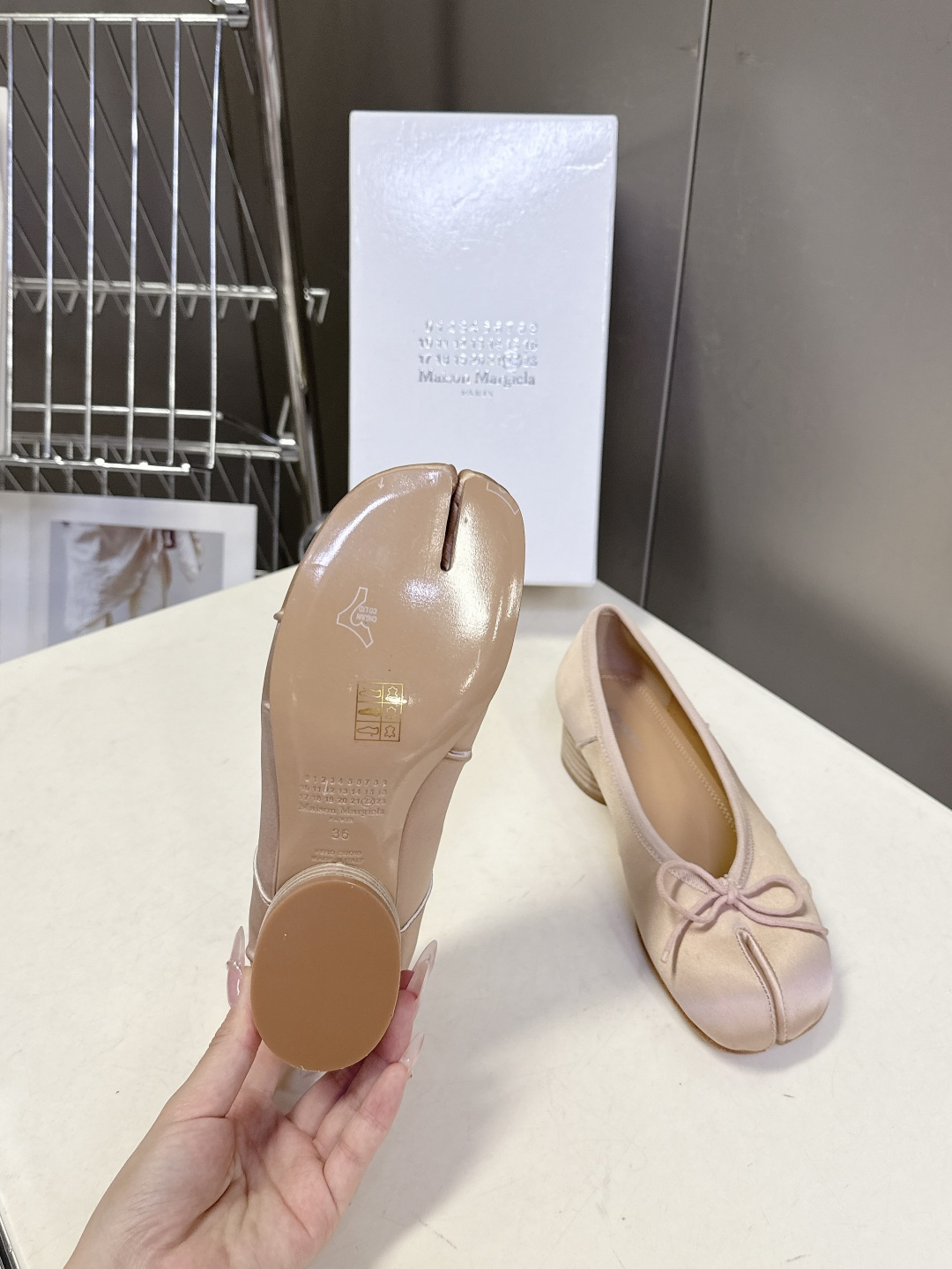 Maison Margiela马吉拉Tabi 缎面分趾芭蕾舞平底鞋 超多明星网红种草 是品牌标志性分趾设