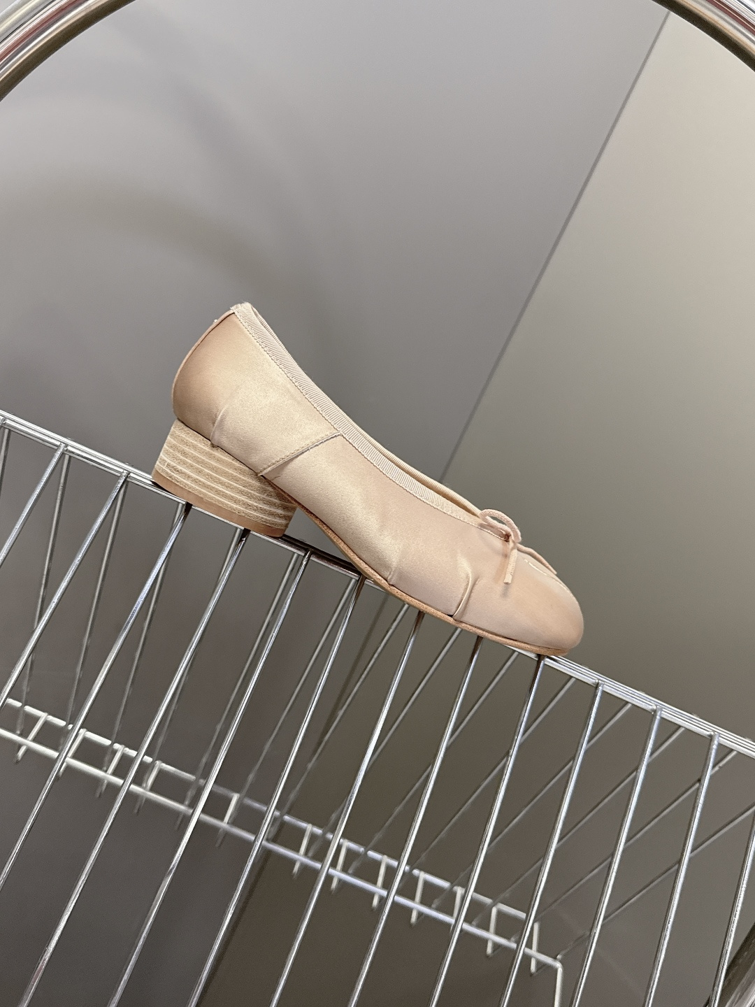 Maison Margiela马吉拉Tabi 缎面分趾芭蕾舞平底鞋 超多明星网红种草 是品牌标志性分趾设