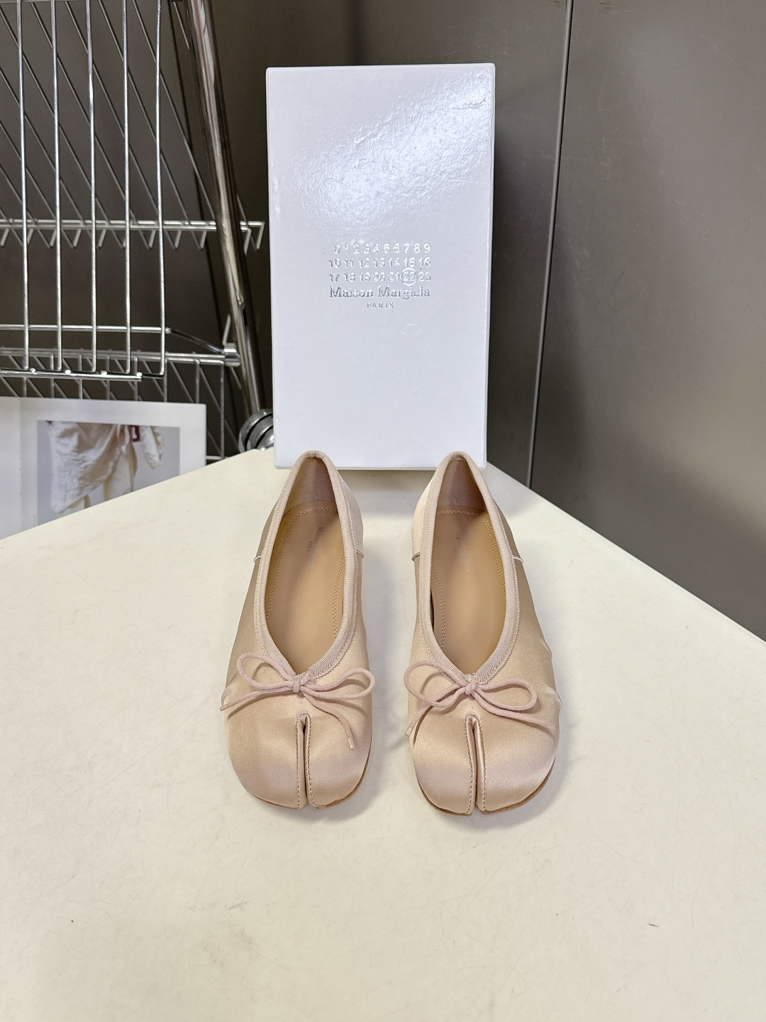 Maison Margiela马吉拉Tabi 缎面分趾芭蕾舞平底鞋 超多明星网红种草 是品牌标志性分趾设