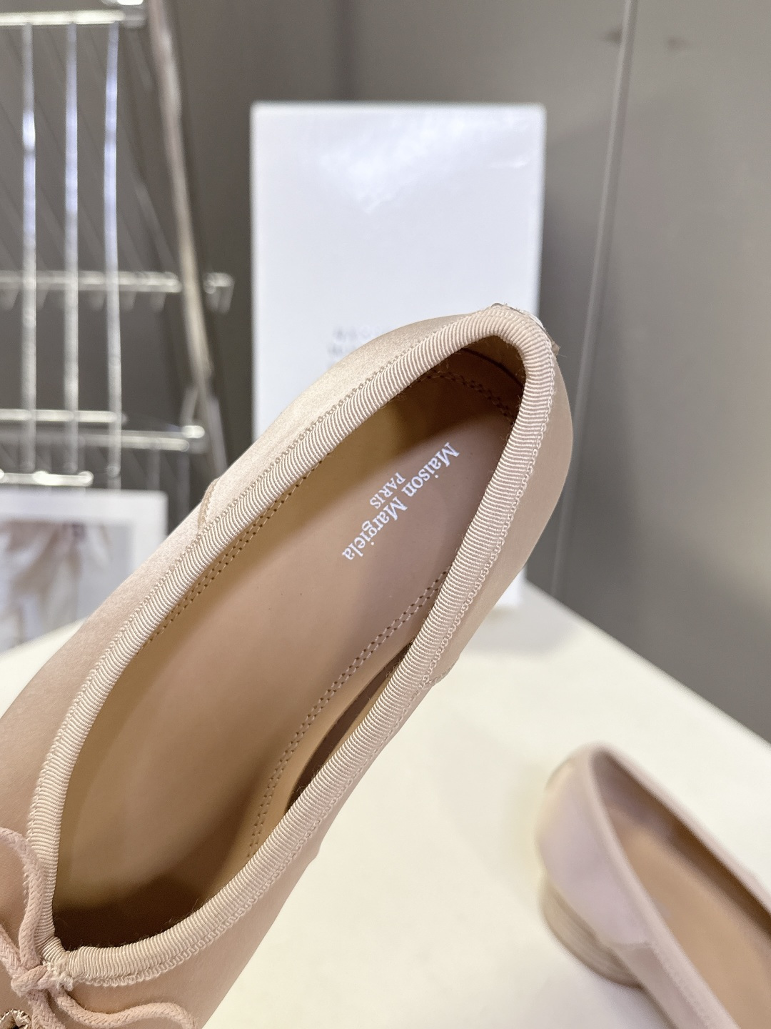 Maison Margiela马吉拉Tabi 缎面分趾芭蕾舞平底鞋 超多明星网红种草 是品牌标志性分趾设