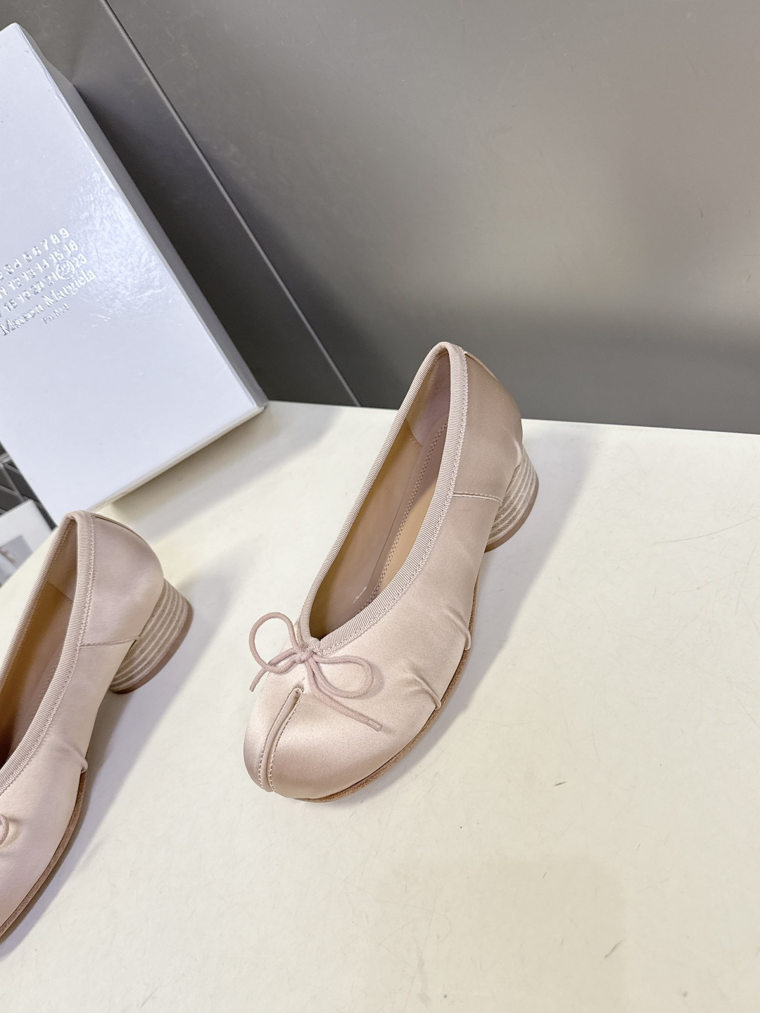 Maison Margiela马吉拉Tabi 缎面分趾芭蕾舞平底鞋 超多明星网红种草 是品牌标志性分趾设