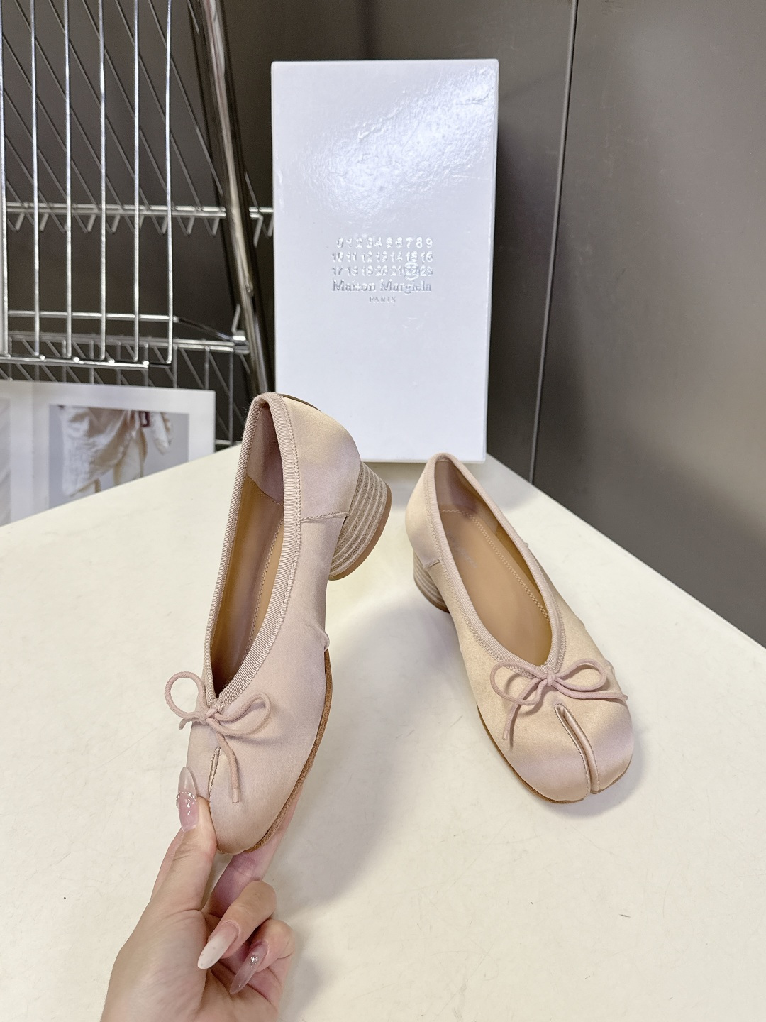 Maison Margiela马吉拉Tabi 缎面分趾芭蕾舞平底鞋 超多明星网红种草 是品牌标志性分趾设