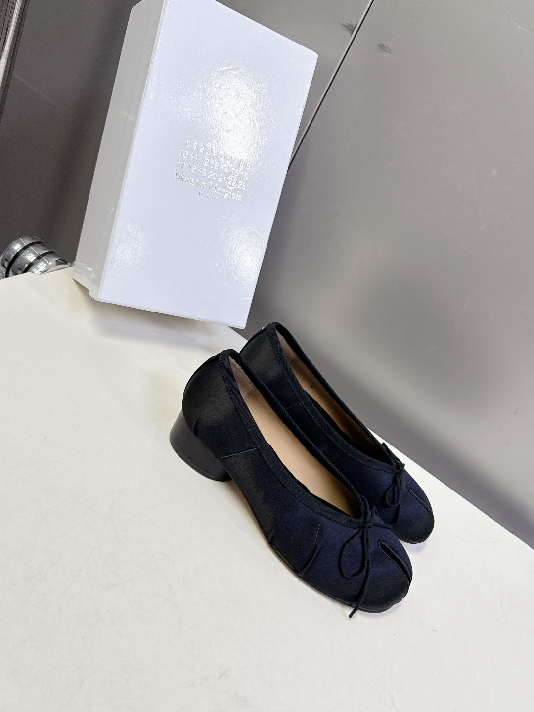 Maison Margiela马吉拉Tabi 缎面分趾芭蕾舞平底鞋 超多明星网红种草 是品牌标志性分趾设