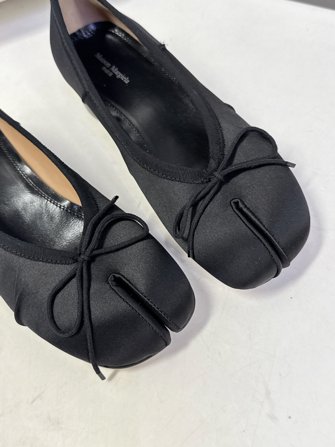 Maison Margiela马吉拉Tabi 缎面分趾芭蕾舞平底鞋 超多明星网红种草 是品牌标志性分趾设