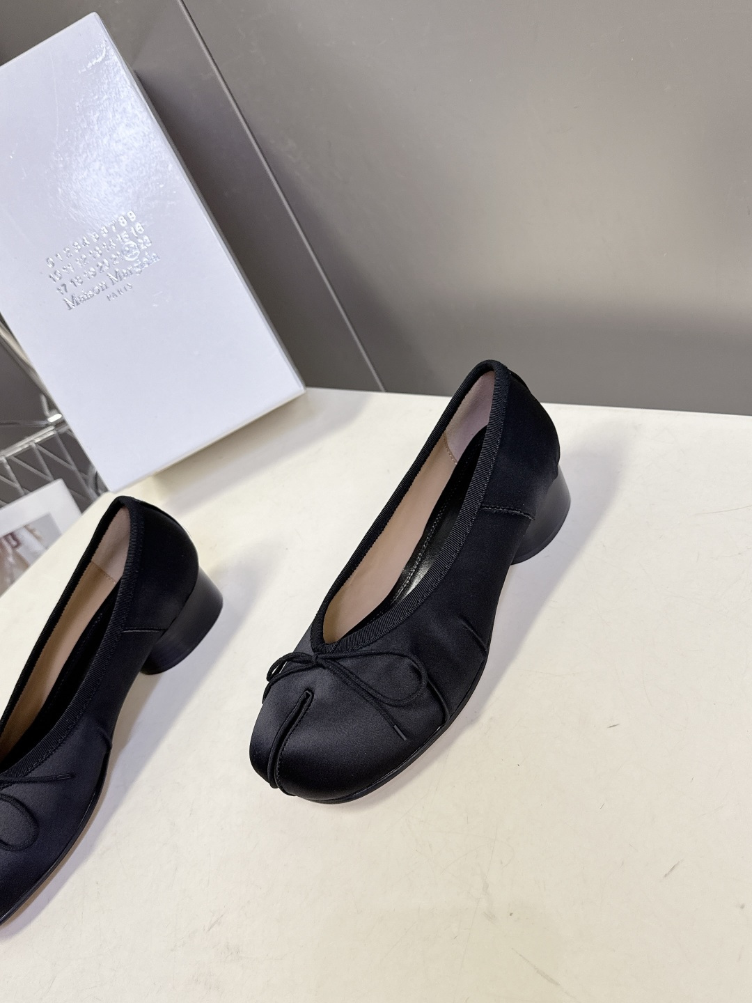 Maison Margiela马吉拉Tabi 缎面分趾芭蕾舞平底鞋 超多明星网红种草 是品牌标志性分趾设