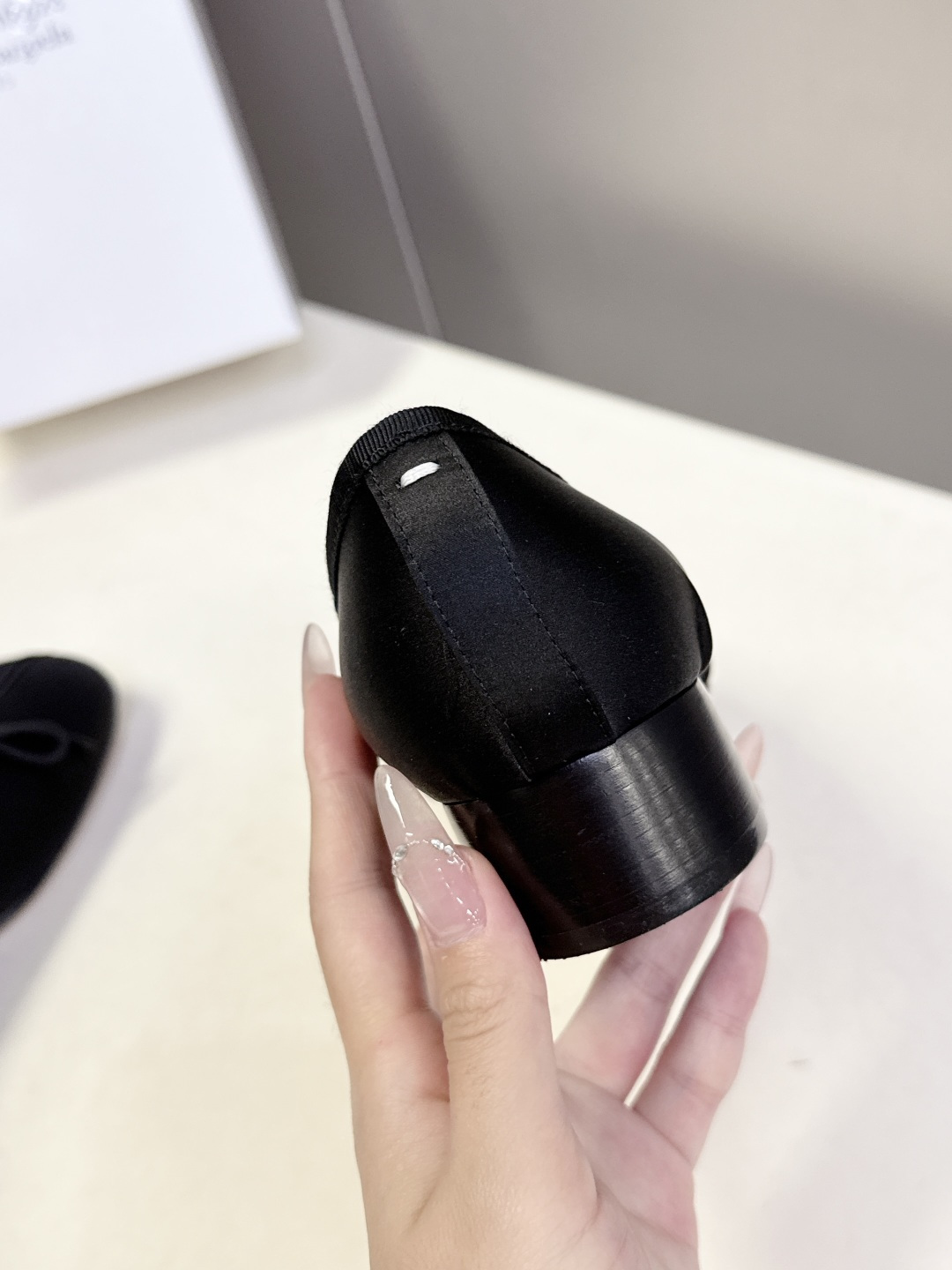 Maison Margiela马吉拉Tabi 缎面分趾芭蕾舞平底鞋 超多明星网红种草 是品牌标志性分趾设