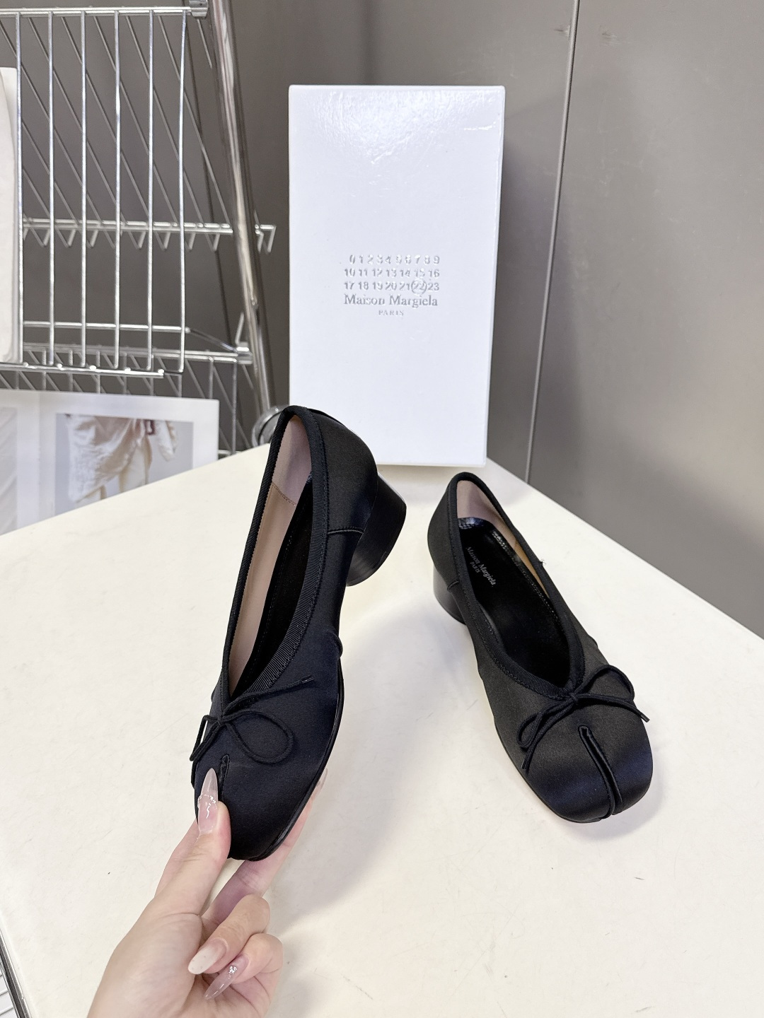 Maison Margiela马吉拉Tabi 缎面分趾芭蕾舞平底鞋 超多明星网红种草 是品牌标志性分趾设
