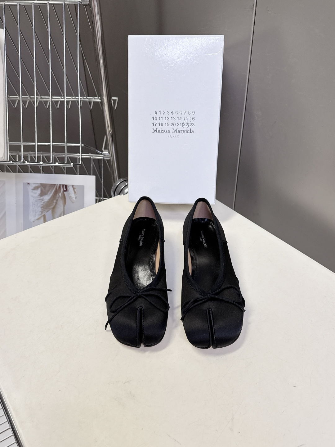 Maison Margiela马吉拉Tabi 缎面分趾芭蕾舞平底鞋 超多明星网红种草 是品牌标志性分趾设