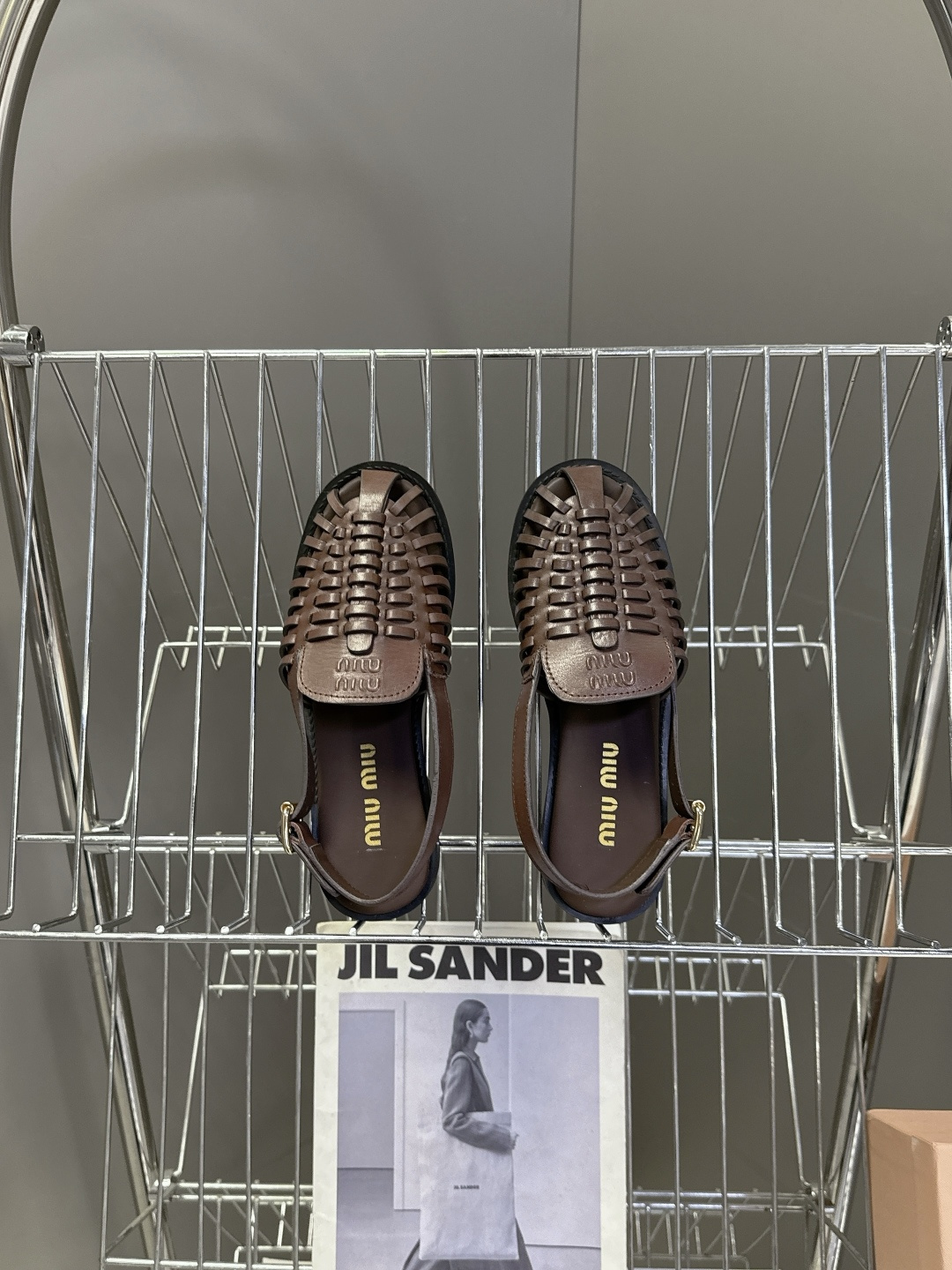 Miu Miu缪缪春夏最新款编织镂空后绊带罗马凉鞋超多明星网红种草是品牌标志性的复古甜酷风单品，完美融合