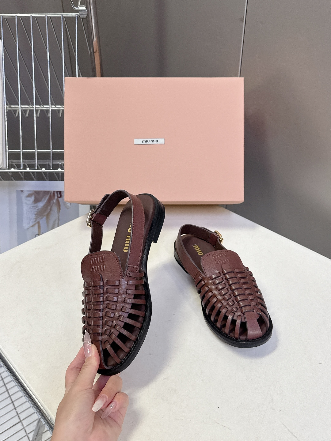 Miu Miu缪缪春夏最新款编织镂空后绊带罗马凉鞋超多明星网红种草是品牌标志性的复古甜酷风单品，完美融合