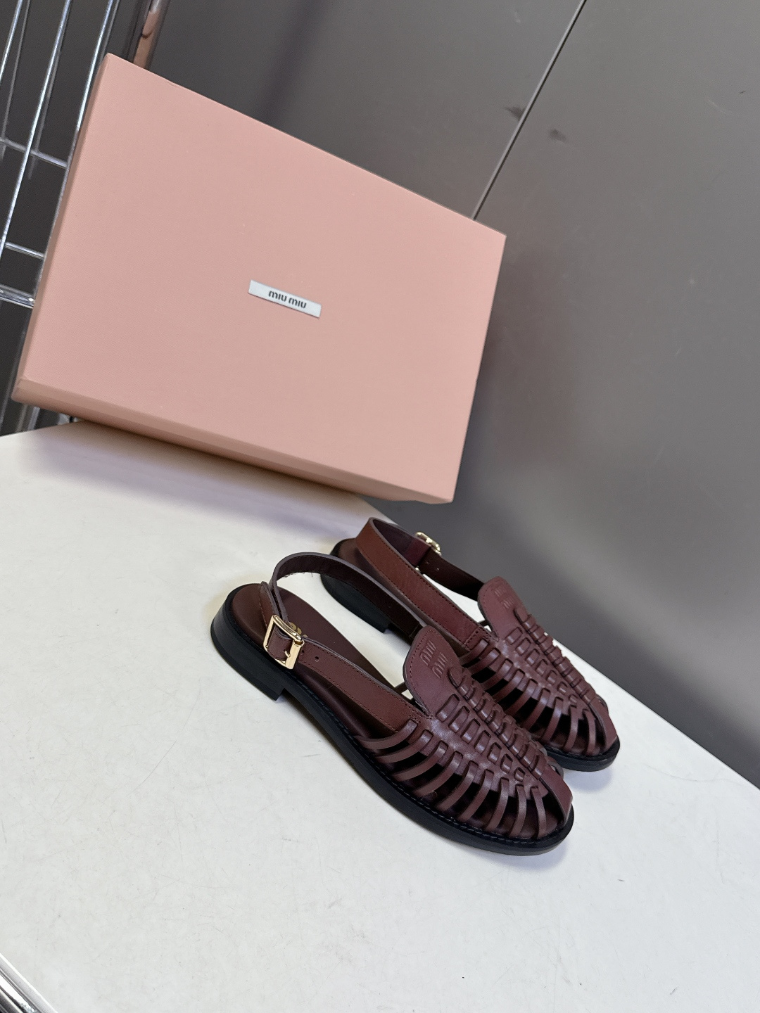 Miu Miu缪缪春夏最新款编织镂空后绊带罗马凉鞋超多明星网红种草是品牌标志性的复古甜酷风单品，完美融合
