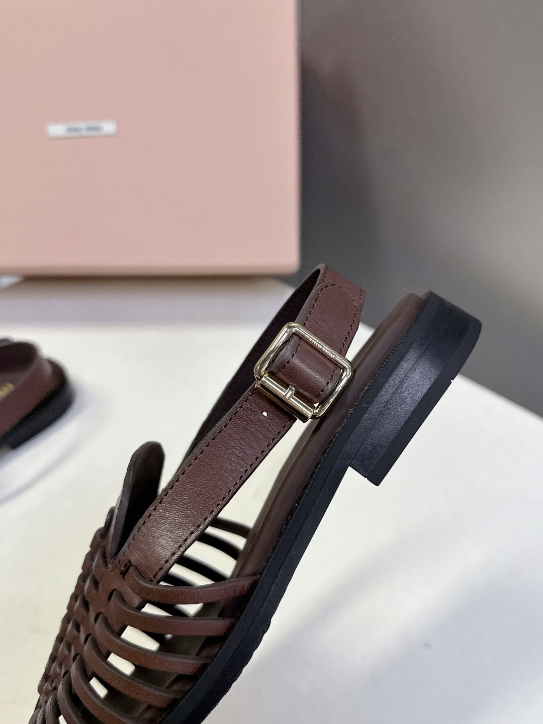 Miu Miu缪缪春夏最新款编织镂空后绊带罗马凉鞋超多明星网红种草是品牌标志性的复古甜酷风单品，完美融合