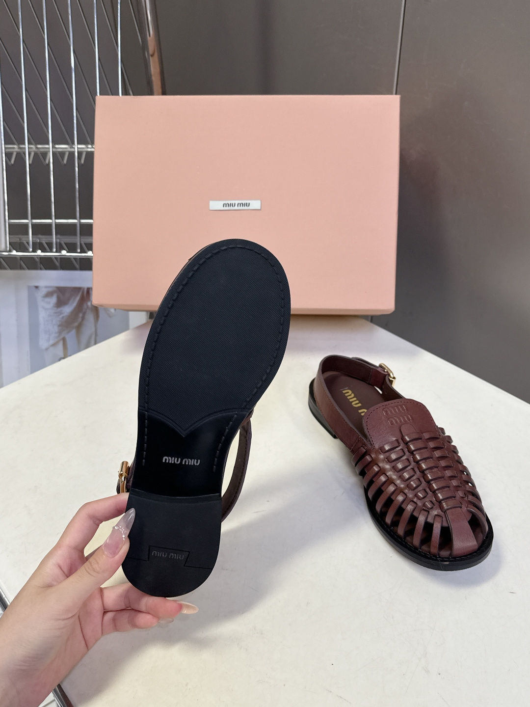 Miu Miu缪缪春夏最新款编织镂空后绊带罗马凉鞋超多明星网红种草是品牌标志性的复古甜酷风单品，完美融合