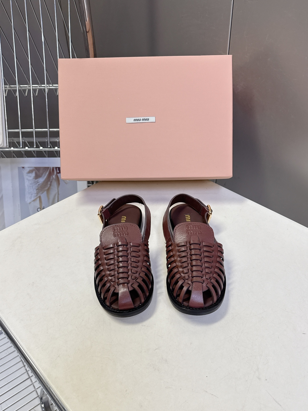 Miu Miu缪缪春夏最新款编织镂空后绊带罗马凉鞋超多明星网红种草是品牌标志性的复古甜酷风单品，完美融合