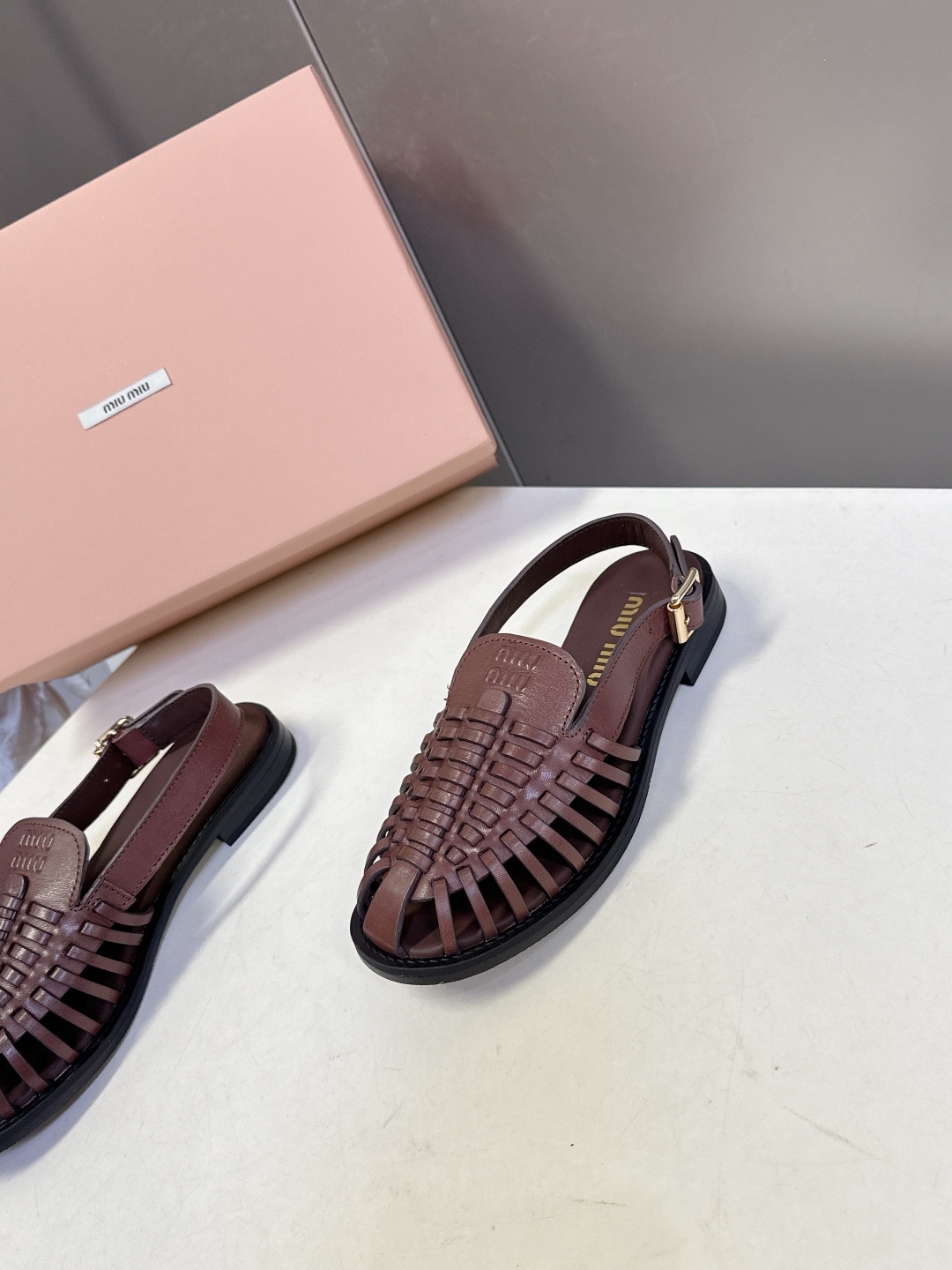 Miu Miu缪缪春夏最新款编织镂空后绊带罗马凉鞋超多明星网红种草是品牌标志性的复古甜酷风单品，完美融合