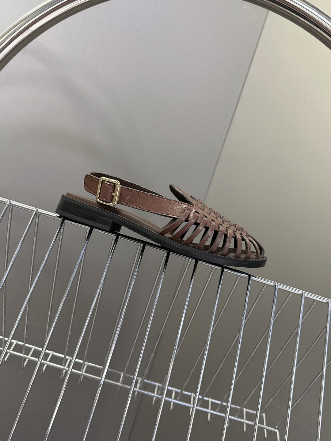 Miu Miu缪缪春夏最新款编织镂空后绊带罗马凉鞋超多明星网红种草是品牌标志性的复古甜酷风单品，完美融合