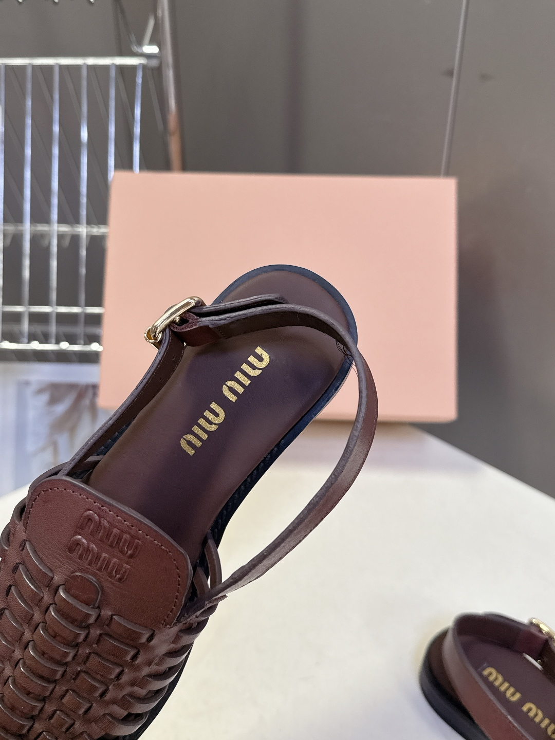 Miu Miu缪缪春夏最新款编织镂空后绊带罗马凉鞋超多明星网红种草是品牌标志性的复古甜酷风单品，完美融合