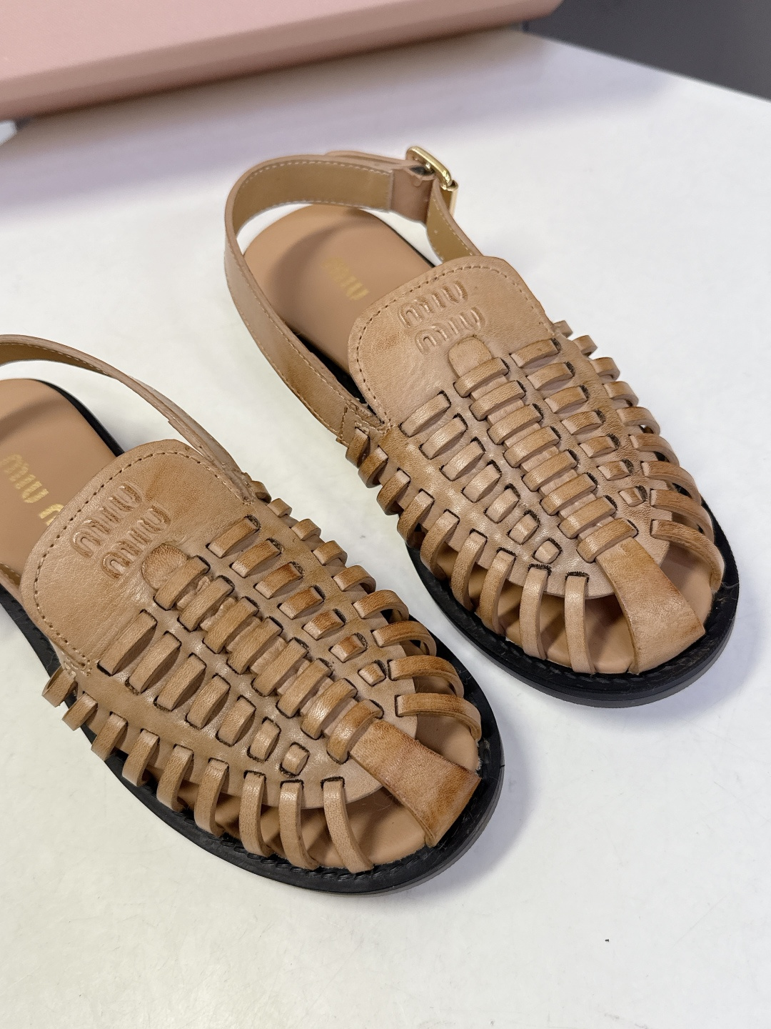 Miu Miu缪缪春夏最新款编织镂空后绊带罗马凉鞋超多明星网红种草是品牌标志性的复古甜酷风单品，完美融合