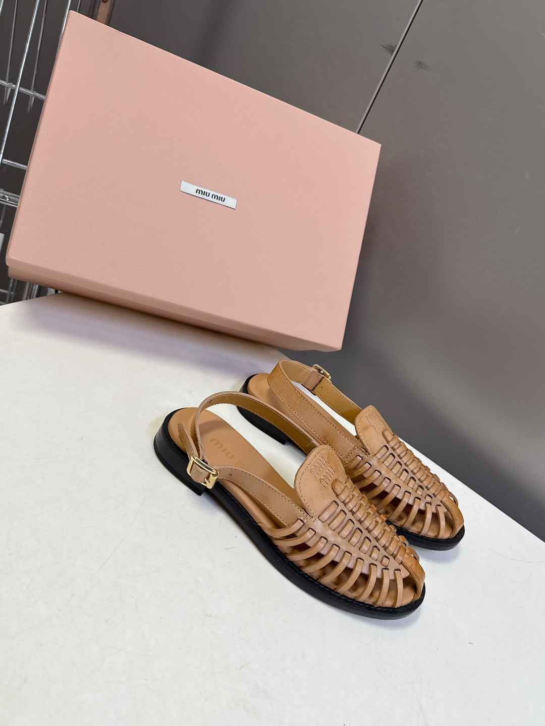 Miu Miu缪缪春夏最新款编织镂空后绊带罗马凉鞋超多明星网红种草是品牌标志性的复古甜酷风单品，完美融合