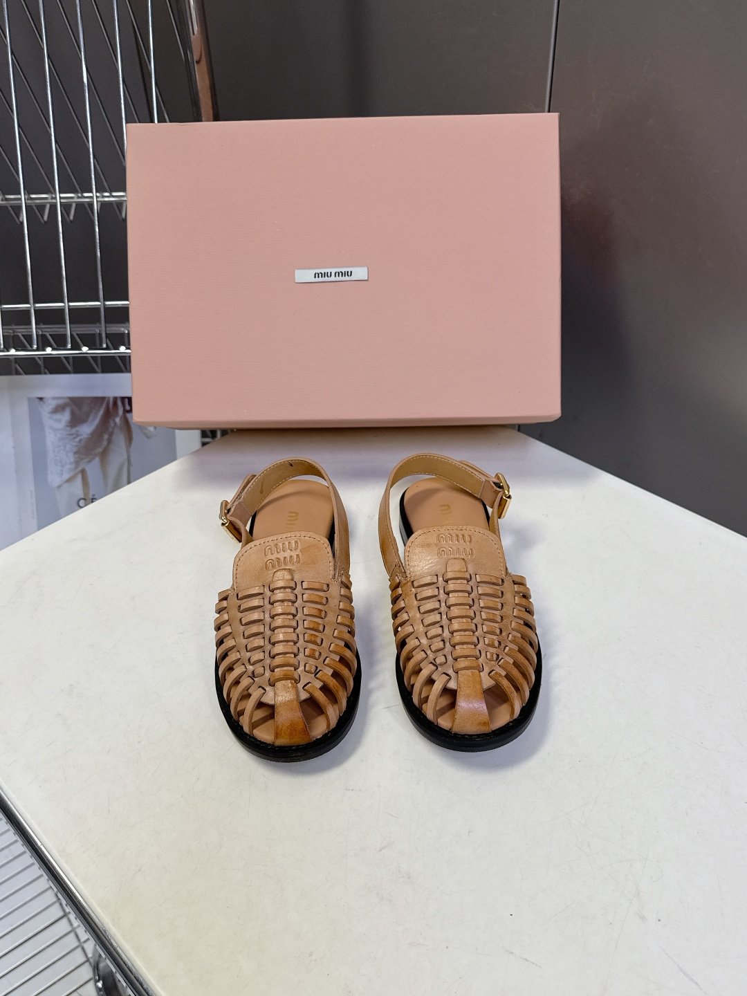 Miu Miu缪缪春夏最新款编织镂空后绊带罗马凉鞋超多明星网红种草是品牌标志性的复古甜酷风单品，完美融合