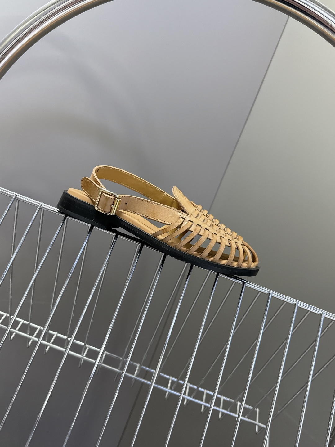 Miu Miu缪缪春夏最新款编织镂空后绊带罗马凉鞋超多明星网红种草是品牌标志性的复古甜酷风单品，完美融合