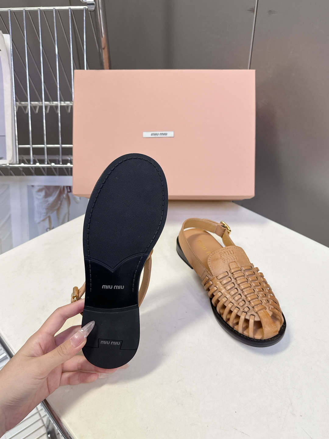Miu Miu缪缪春夏最新款编织镂空后绊带罗马凉鞋超多明星网红种草是品牌标志性的复古甜酷风单品，完美融合