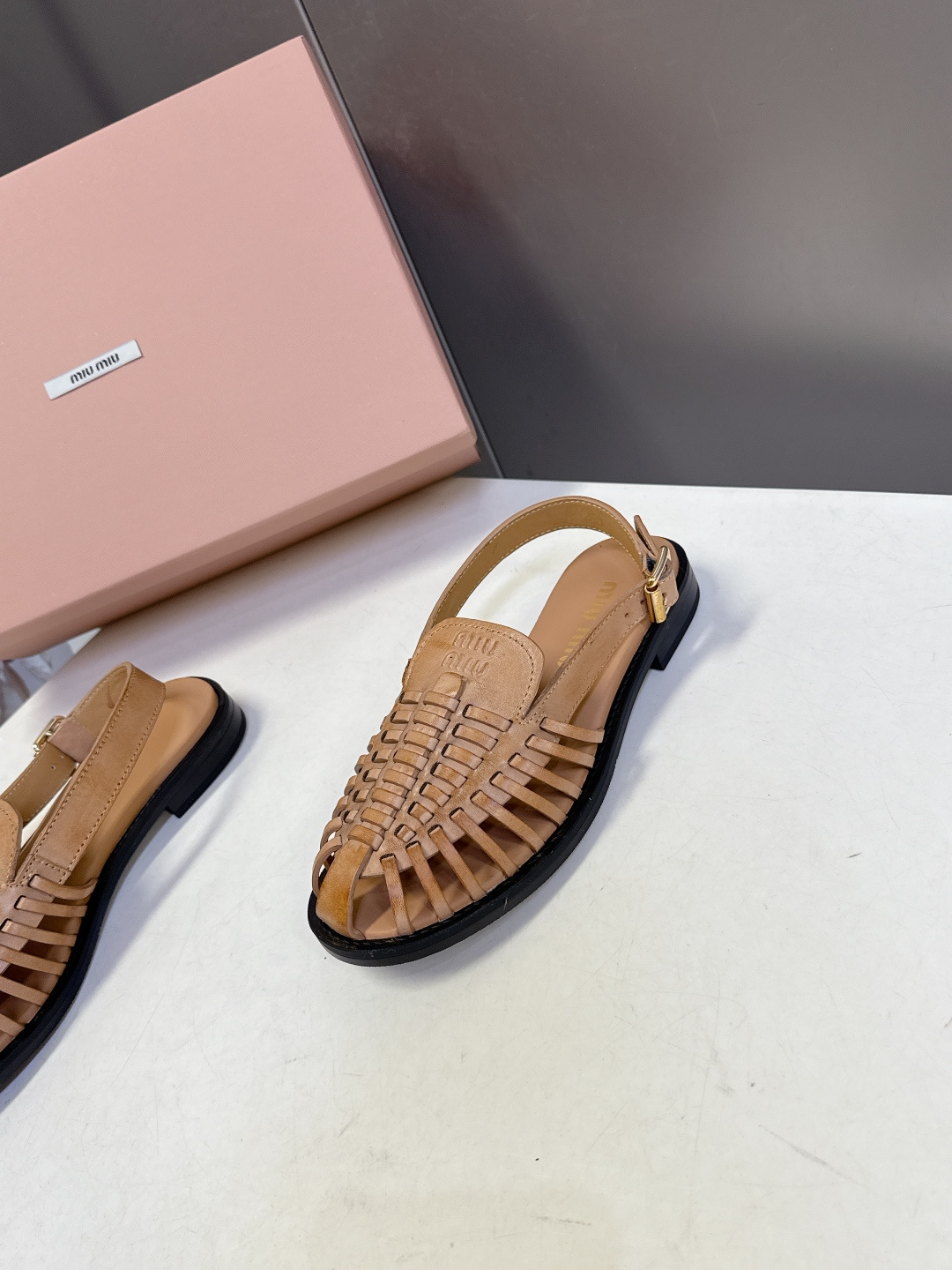 Miu Miu缪缪春夏最新款编织镂空后绊带罗马凉鞋超多明星网红种草是品牌标志性的复古甜酷风单品，完美融合