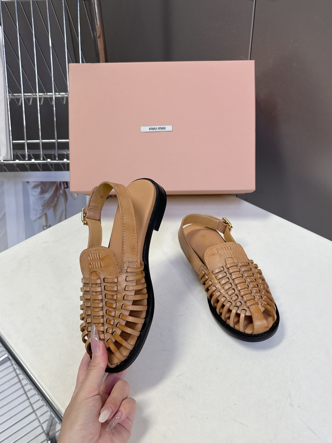 Miu Miu缪缪春夏最新款编织镂空后绊带罗马凉鞋超多明星网红种草是品牌标志性的复古甜酷风单品，完美融合