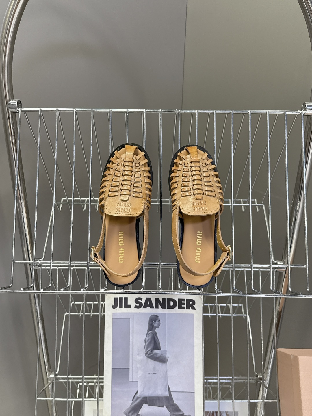 Miu Miu缪缪春夏最新款编织镂空后绊带罗马凉鞋超多明星网红种草是品牌标志性的复古甜酷风单品，完美融合