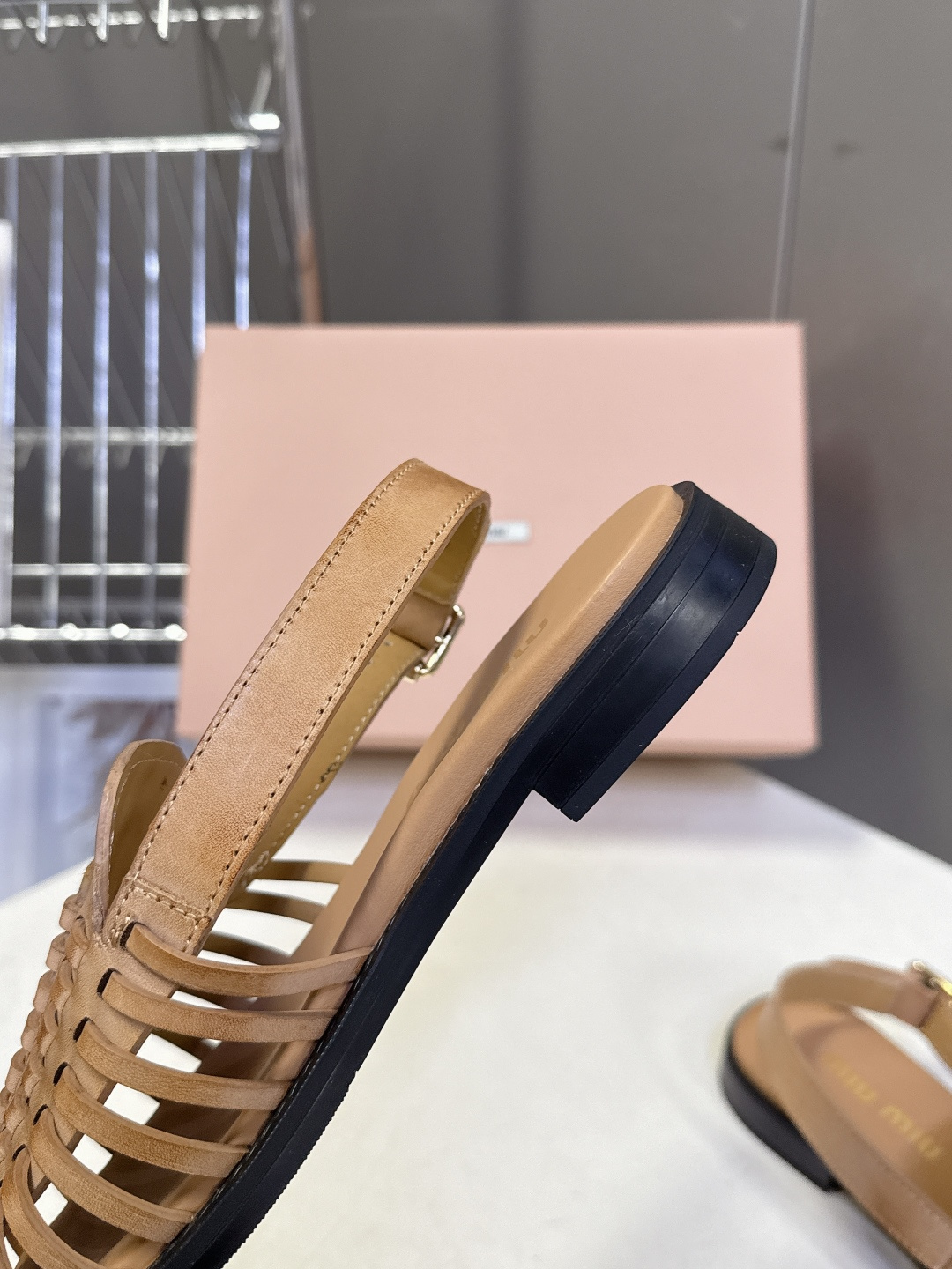 Miu Miu缪缪春夏最新款编织镂空后绊带罗马凉鞋超多明星网红种草是品牌标志性的复古甜酷风单品，完美融合