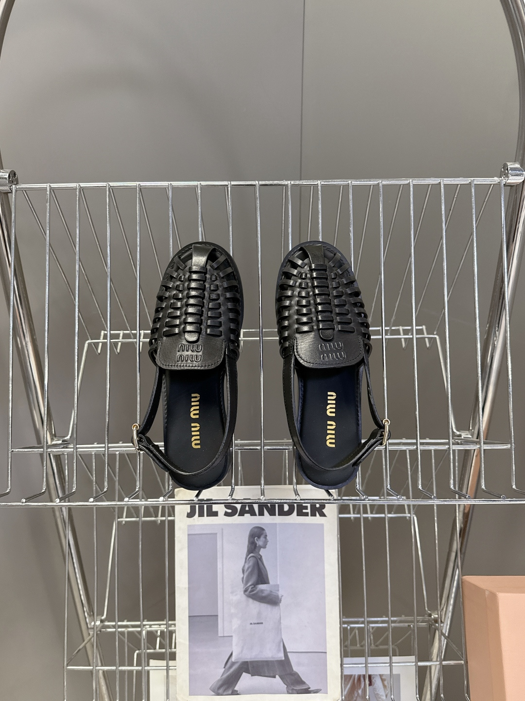 Miu Miu缪缪春夏最新款编织镂空后绊带罗马凉鞋超多明星网红种草是品牌标志性的复古甜酷风单品，完美融合