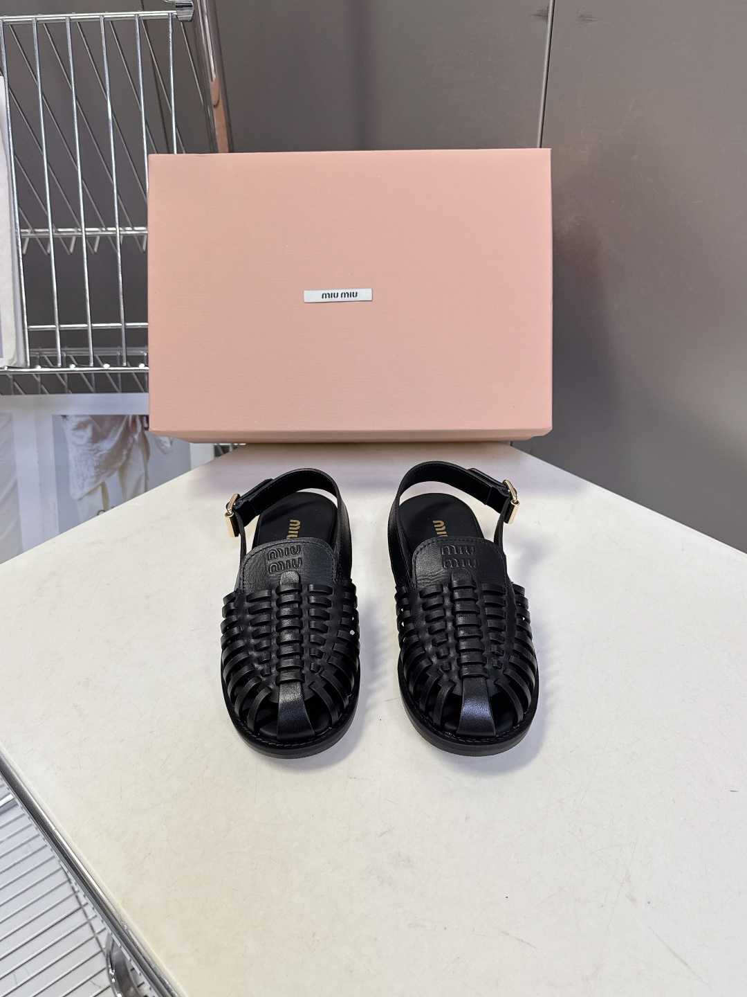 Miu Miu缪缪春夏最新款编织镂空后绊带罗马凉鞋超多明星网红种草是品牌标志性的复古甜酷风单品，完美融合