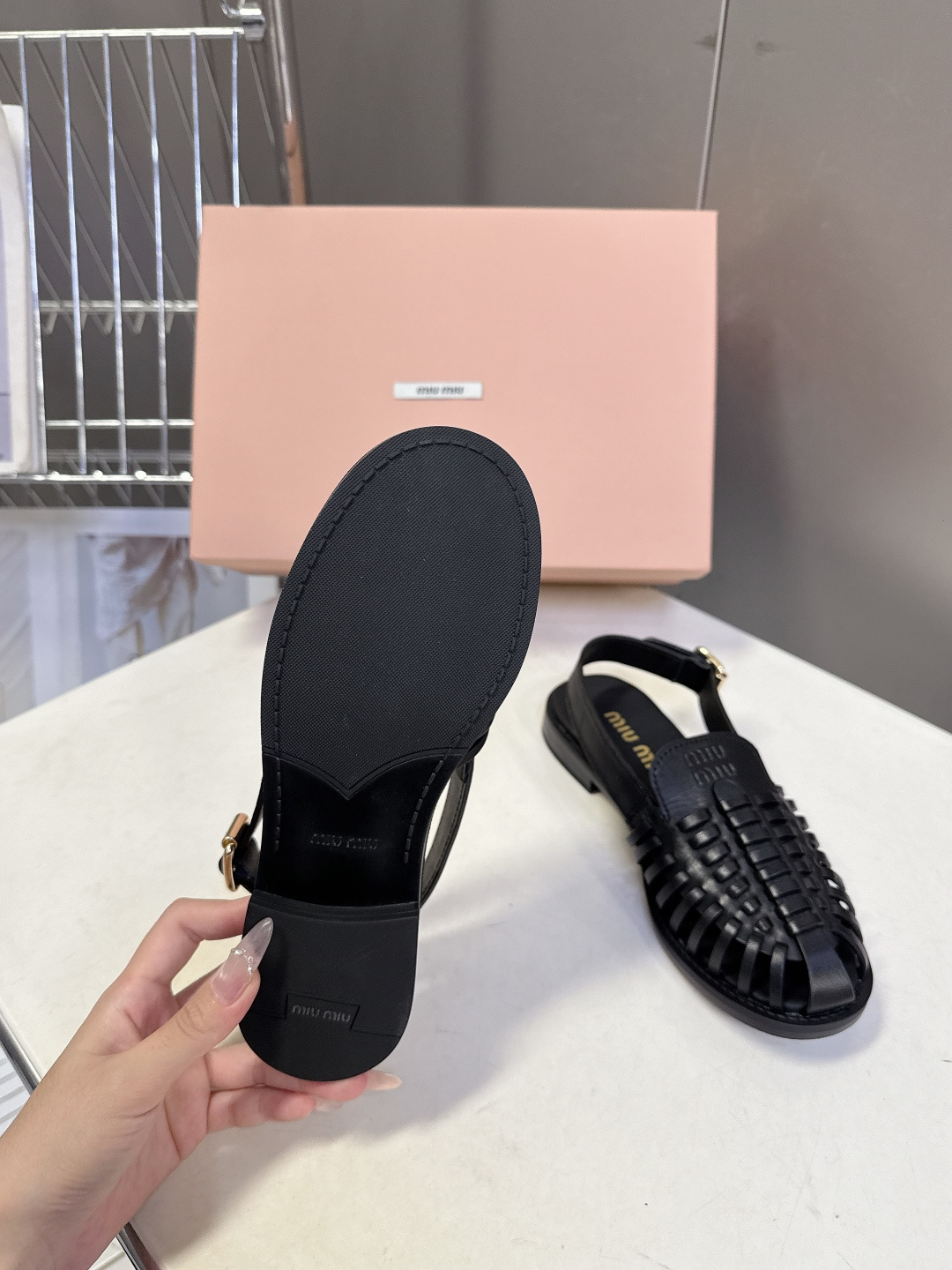 Miu Miu缪缪春夏最新款编织镂空后绊带罗马凉鞋超多明星网红种草是品牌标志性的复古甜酷风单品，完美融合