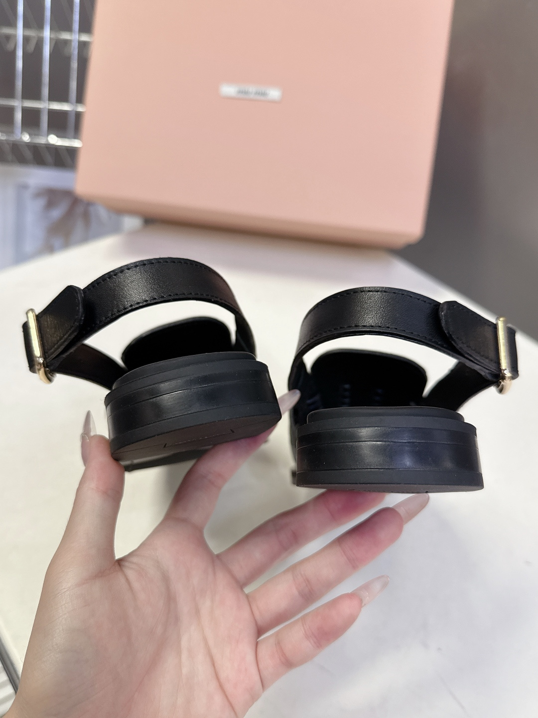 Miu Miu缪缪春夏最新款编织镂空后绊带罗马凉鞋超多明星网红种草是品牌标志性的复古甜酷风单品，完美融合