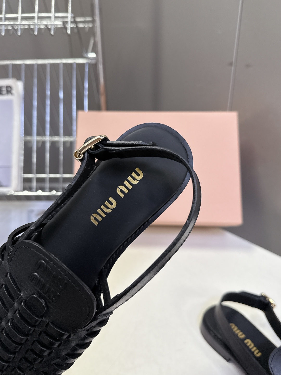 Miu Miu缪缪春夏最新款编织镂空后绊带罗马凉鞋超多明星网红种草是品牌标志性的复古甜酷风单品，完美融合