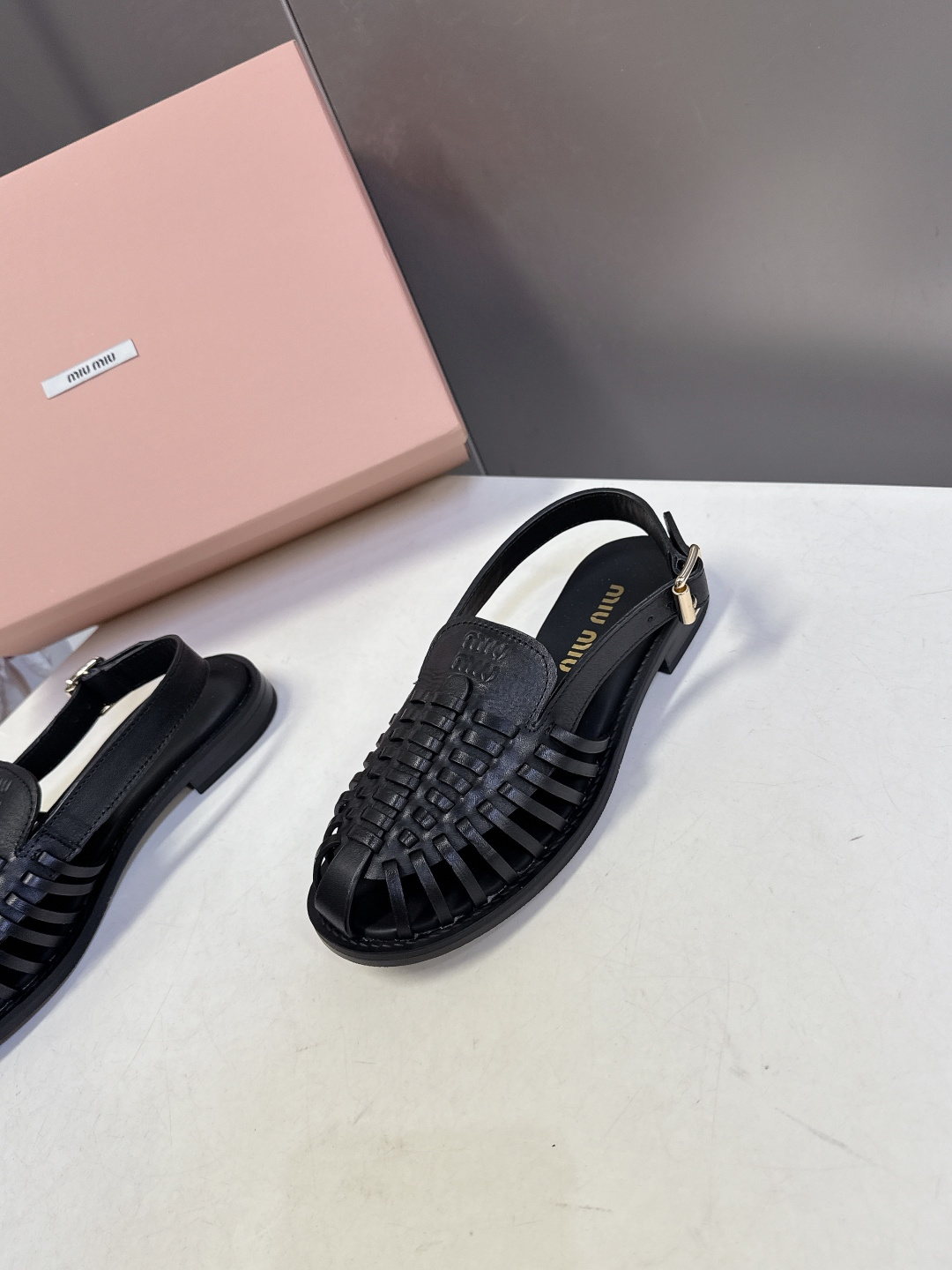 Miu Miu缪缪春夏最新款编织镂空后绊带罗马凉鞋超多明星网红种草是品牌标志性的复古甜酷风单品，完美融合