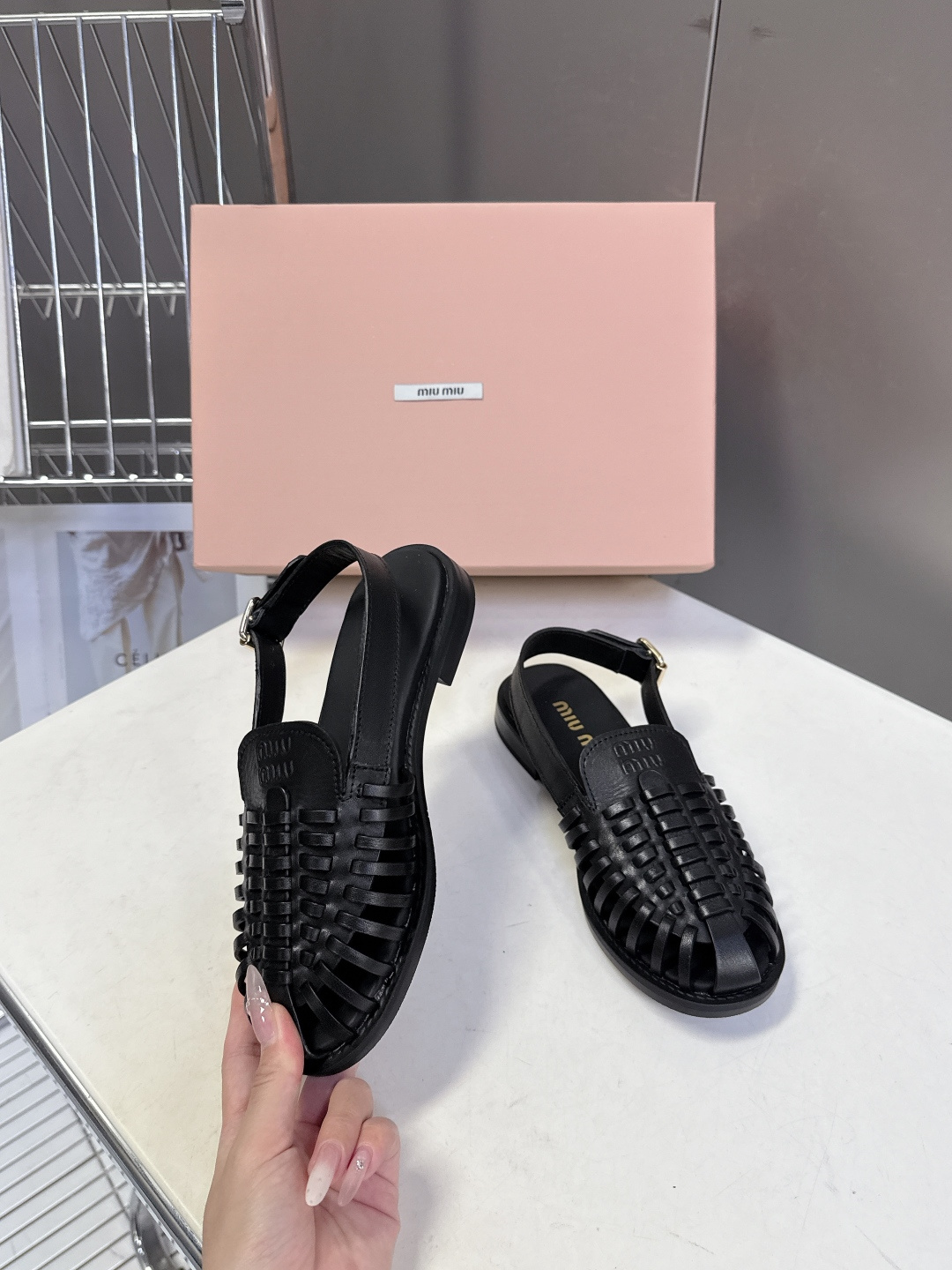 Miu Miu缪缪春夏最新款编织镂空后绊带罗马凉鞋超多明星网红种草是品牌标志性的复古甜酷风单品，完美融合