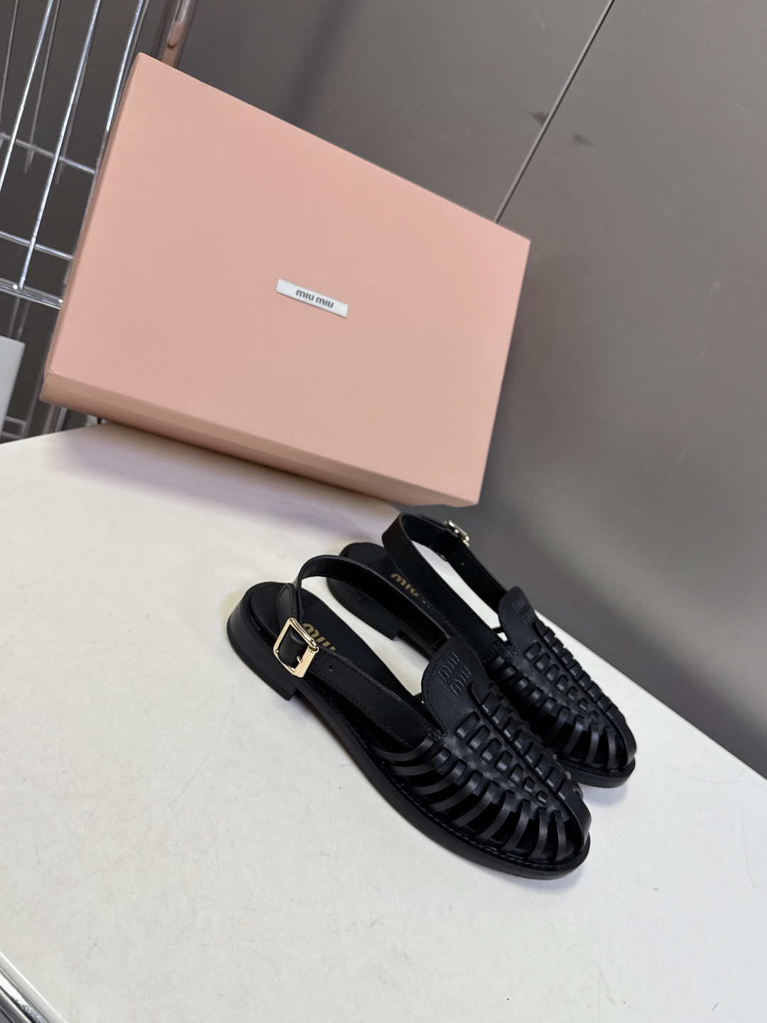 Miu Miu缪缪春夏最新款编织镂空后绊带罗马凉鞋超多明星网红种草是品牌标志性的复古甜酷风单品，完美融合