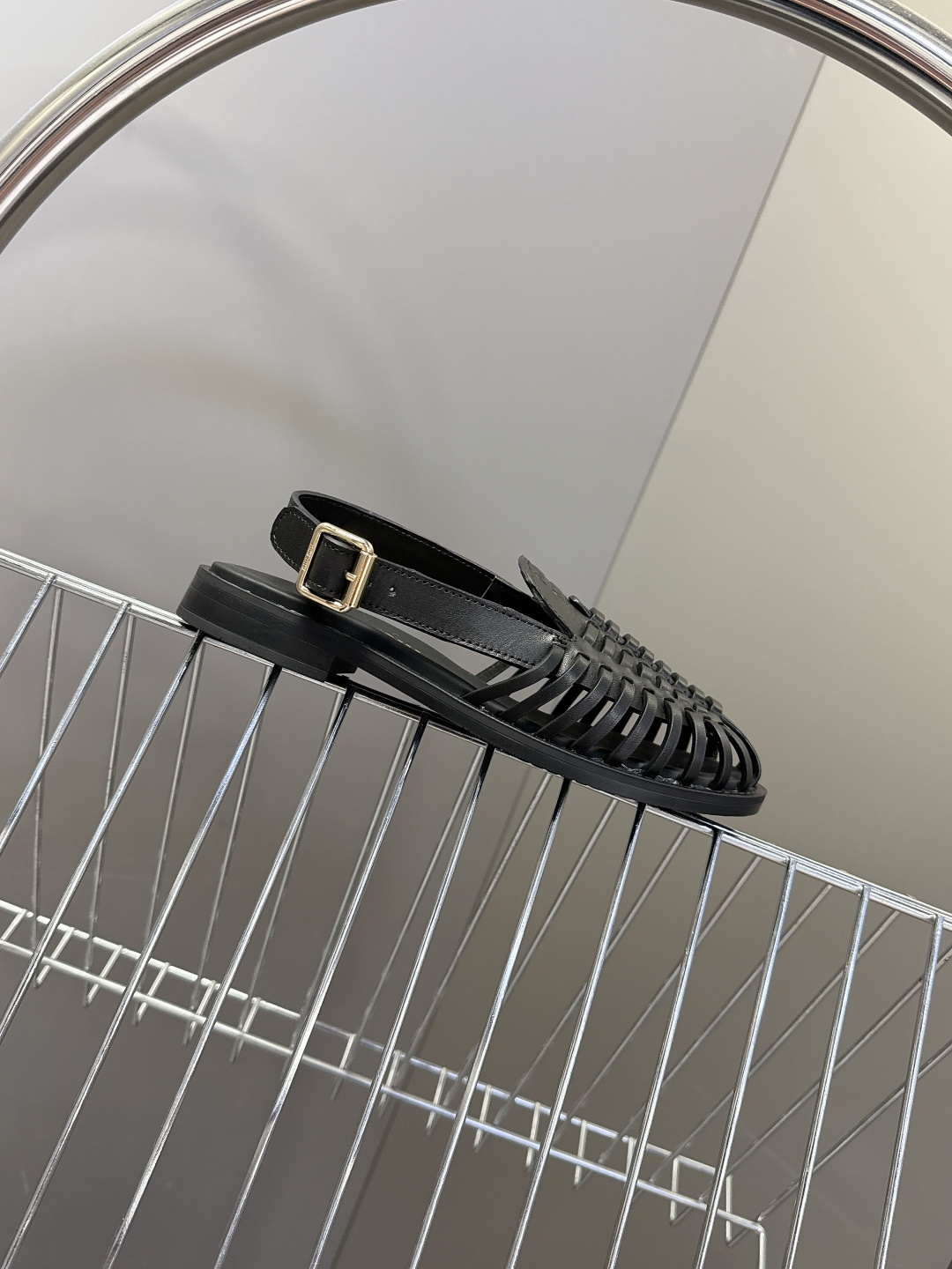 Miu Miu缪缪春夏最新款编织镂空后绊带罗马凉鞋超多明星网红种草是品牌标志性的复古甜酷风单品，完美融合