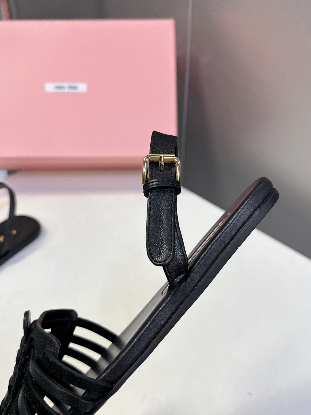 Miu Miu缪缪春夏最新款复古编织猪笼凉鞋 超多明星网红种草 是品牌将复古学院风与夏日度假感结合的设计