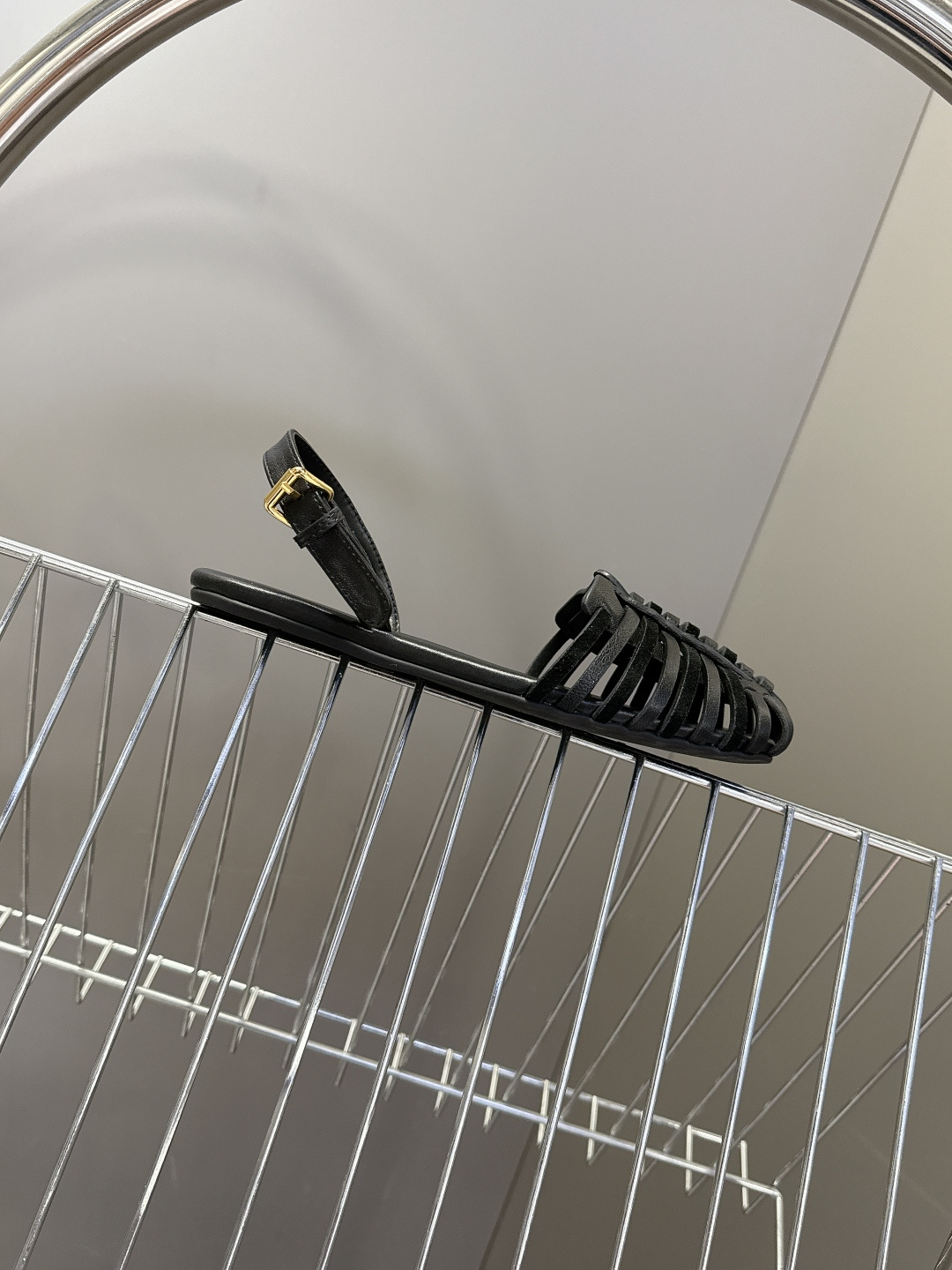 Miu Miu缪缪春夏最新款复古编织猪笼凉鞋 超多明星网红种草 是品牌将复古学院风与夏日度假感结合的设计